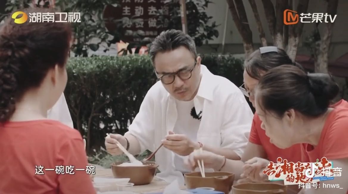 湖南衛(wèi)視汪涵代言湖南美食，東裕餐具為品牌賦能，買(mǎi)餐具 選東裕！